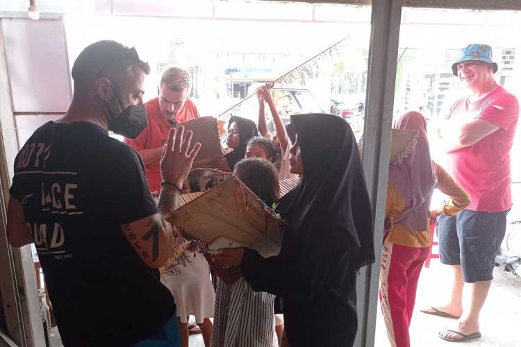 Momen Fabio Quartararo dan timnya membeli kartu perdana di konter dan diserbu anak-anak penjual gelang di Desa Kuta, Lombok Tengah, NTB, Selasa (15/3/2022).
