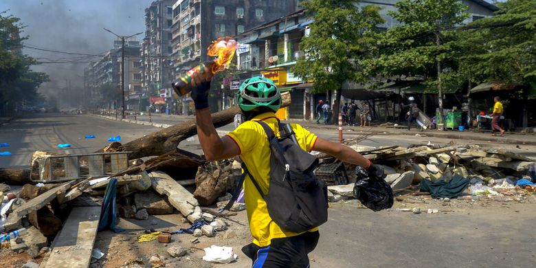 “Garbage Attacks” Myanmar Protesters Become New Tactic Against Military Junta Page all