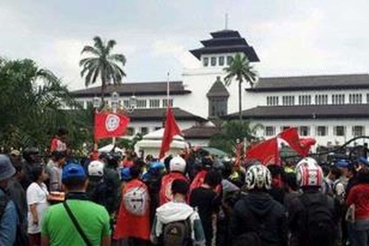 Sejak pukul 09.00 tadi, Kamis (29/3/2012), massa terus bergantian berunjuk rasa di depan Gedung Sate untuk menolak kenaikan harga BBM. Selain mahasiswa, unjuk rasa juga digelar Front Pembela Islam dan Hizbuth Tahrir Indonesia.