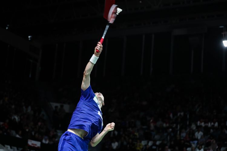 Pebulu tangkis tunggal putra Denmark, Viktor Axelsen melawan wakil Indonesia, Shesar Hiren Rhustavito saat pertandingan babak kedua Indonesia Masters 2020 di Istora Senayan, Jakarta, Kamis (16/1/2020). Shesar Hiren Rhustavito kalah 17-21, 14-21.