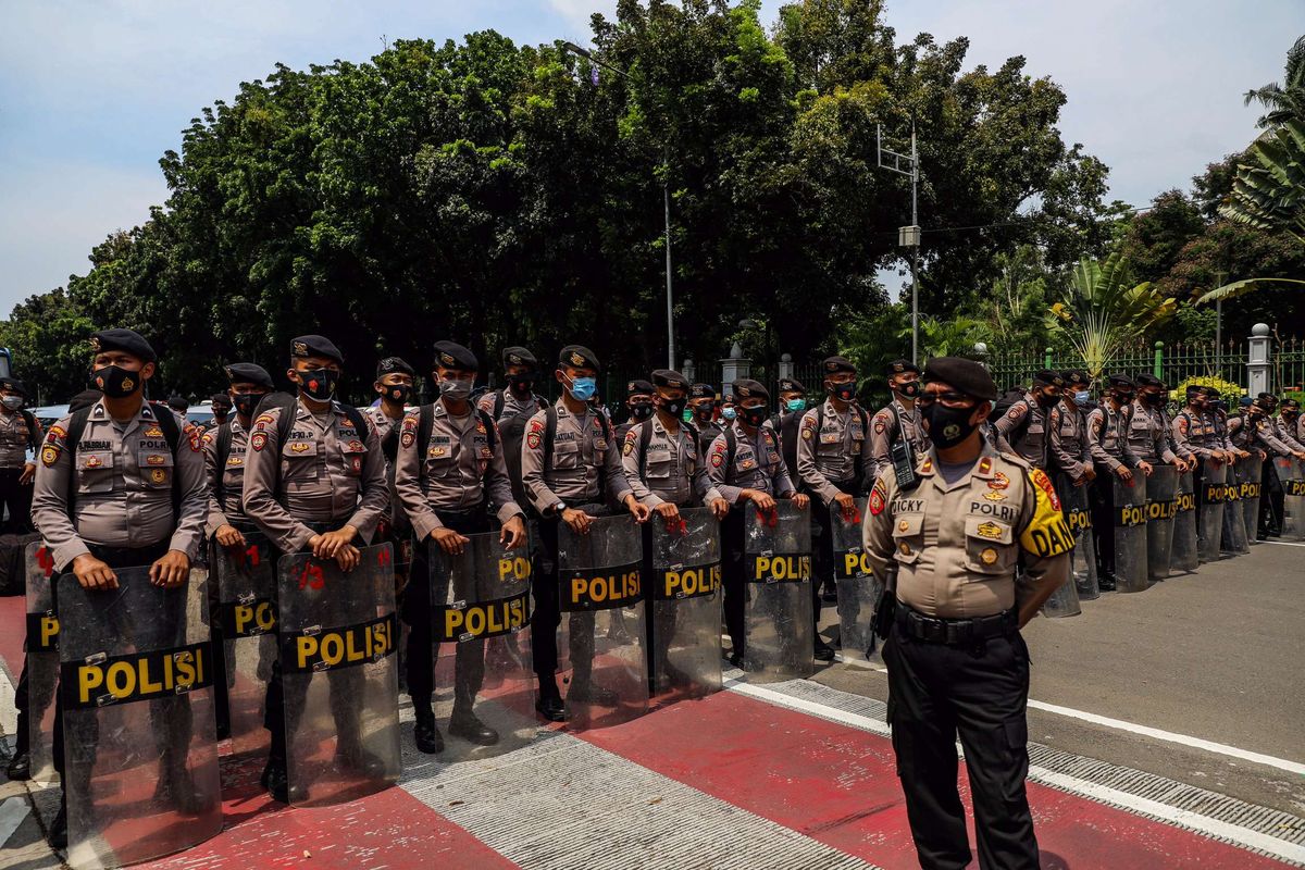 Polisi mengamankan aksi unjuk rasa di jalan Medan Merdeka Barat tepatnya depan Gedung Sapta Pesona mengarah ke Istana Negara, Jakarta Pusat, Senin (12/10/2020). Massa dari Konfederasi Serikat Buruh Seluruh Indonesia (KSBSI) menggelar aksi unjuk rasa menolak pengesahan omnibus law Undang-Undang Cipta Kerja.