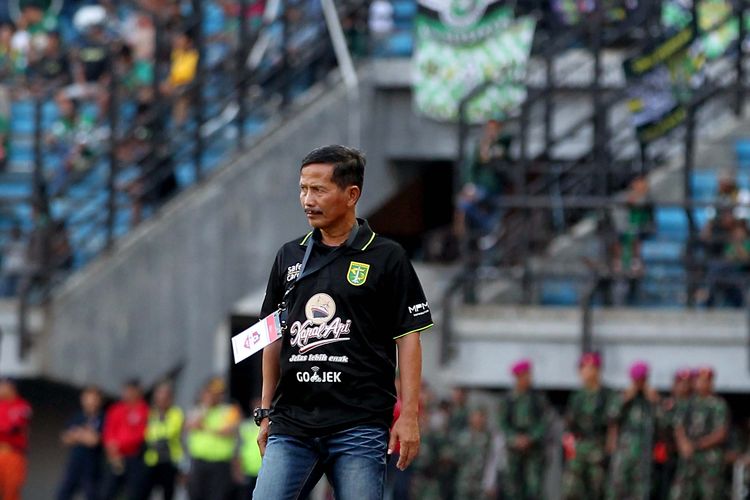 Pelatih Persebaya Surabaya, Jajang Nurjaman saat Pekan ke 6 Liga 1 2019 Persebaya Surabaya melawan Persela Lamongan yang berakhir dengan skor 3-2 di Stadion Gelora Bung Tomo, Surabaya, Jawa Timur, Senin (01/07/2019) sore.  
