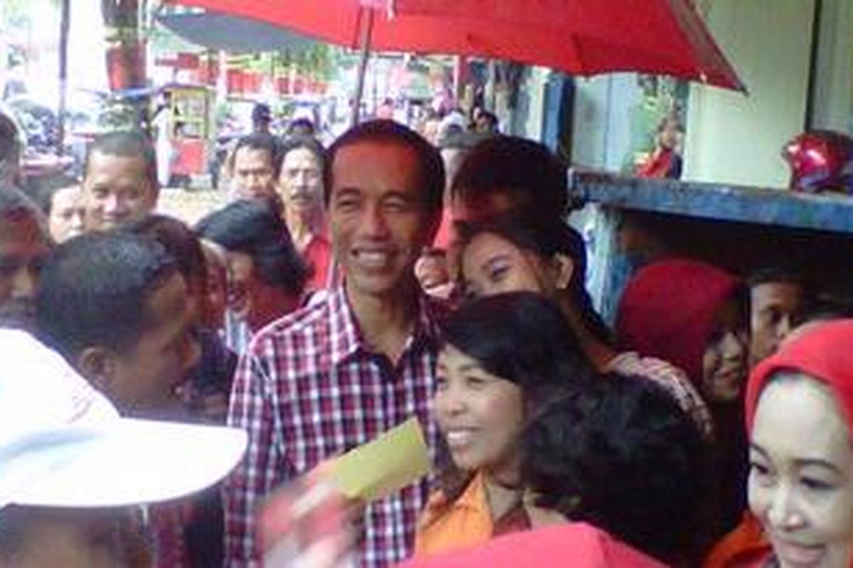 Gubernur DKI, Jokowi, langsung dikerubuti warga saat tiba di kawasan Pecinan Kota Magelang, Sabtu siang (18/5/2013).