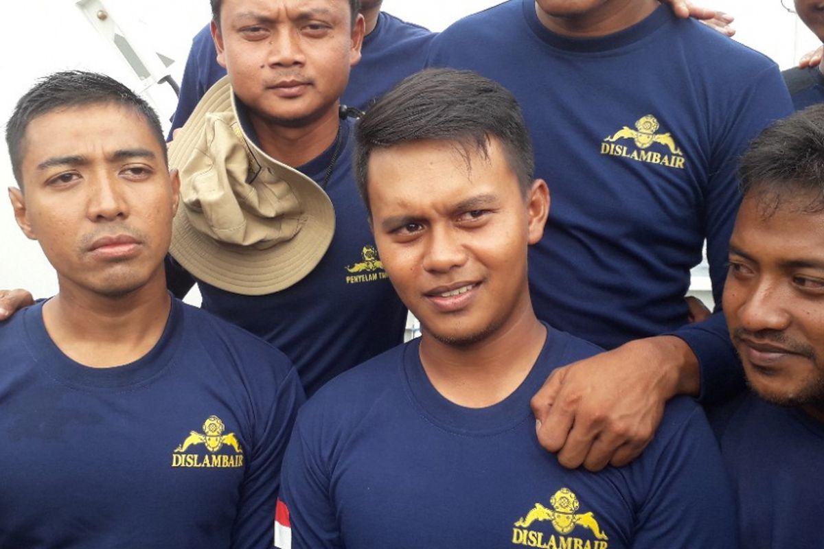 Serda Satria Margono (tengah), penyelam Dislambair Koarmada I TNI AL yang menemukan black box beridi CVR Lion Air di perairan Karawang, Senin (14/1/2019).
