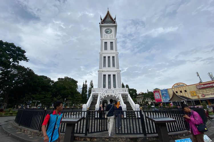 Tampak depan menara Jam Gadang di Bukittingi, Sumatera Barat. 