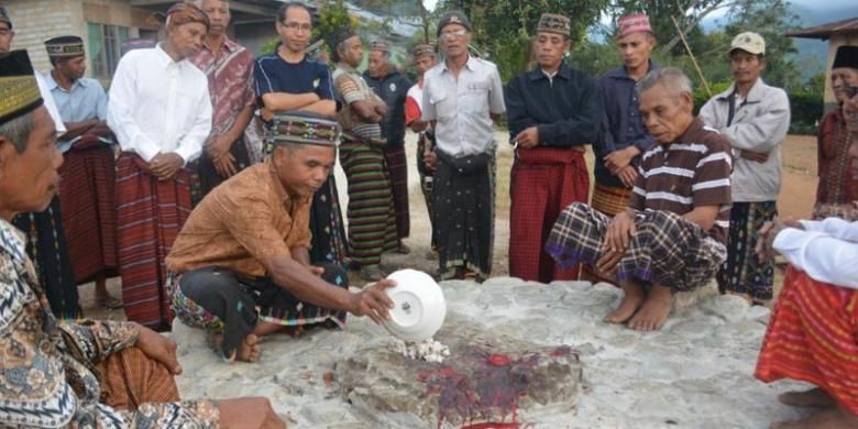Nasi yang sudah diupacarakan dipersembahkan kepada leluhur dalam ritual Kapu Agu Naka yang diadakan di Kampung Paang Lembor, Desa Wae Bangka, Kecamatan Lembor, Kabupaten Manggarai Barat, Nusa Tenggara Timur pada Juli 2014.