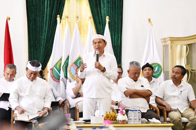 Gubernur Jawa Barat Dedi Mulyadi dalam pertemuan resmi di Bale Sri Baduga, Kabupaten Purwakarta, Selasa (25/11/2025).