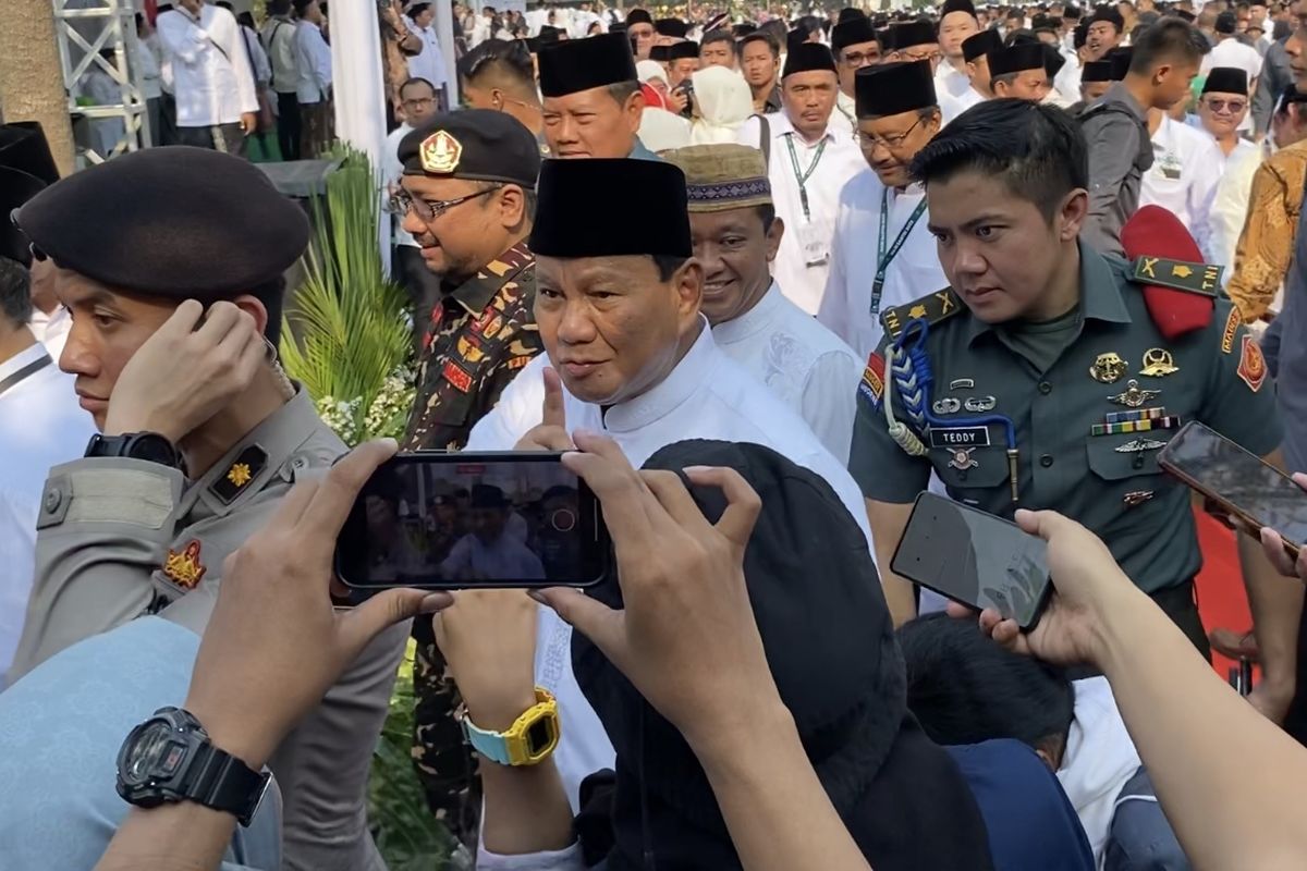 Prabowo Subianto saat berada di Tugu Pahlawan, Surabaya