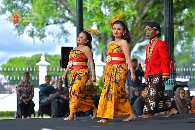 Peragaan busana dari Aparatur Nagari Ngayogyakarta Hadiningrat.