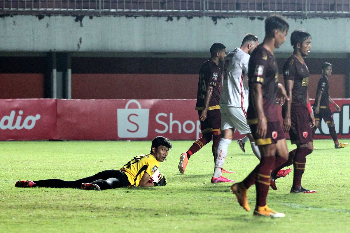 Kiper PSM Makassar Hilman Syah menangkap bola dari tendangan pemain Persija Jakarta saat babak semifinal Piala Menpora 2021 yang berakhir dengan skor 0-0 di Stadion Maguwoharjo Sleman, Kamis (15/04/2021) malam.