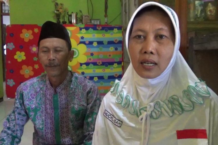 Abdul Chamid dan Mukhlisah, pasangan suami istri asal Jombang, Jawa Timur, bisa berangkat haji berkat menabung dalam celengan bambu.