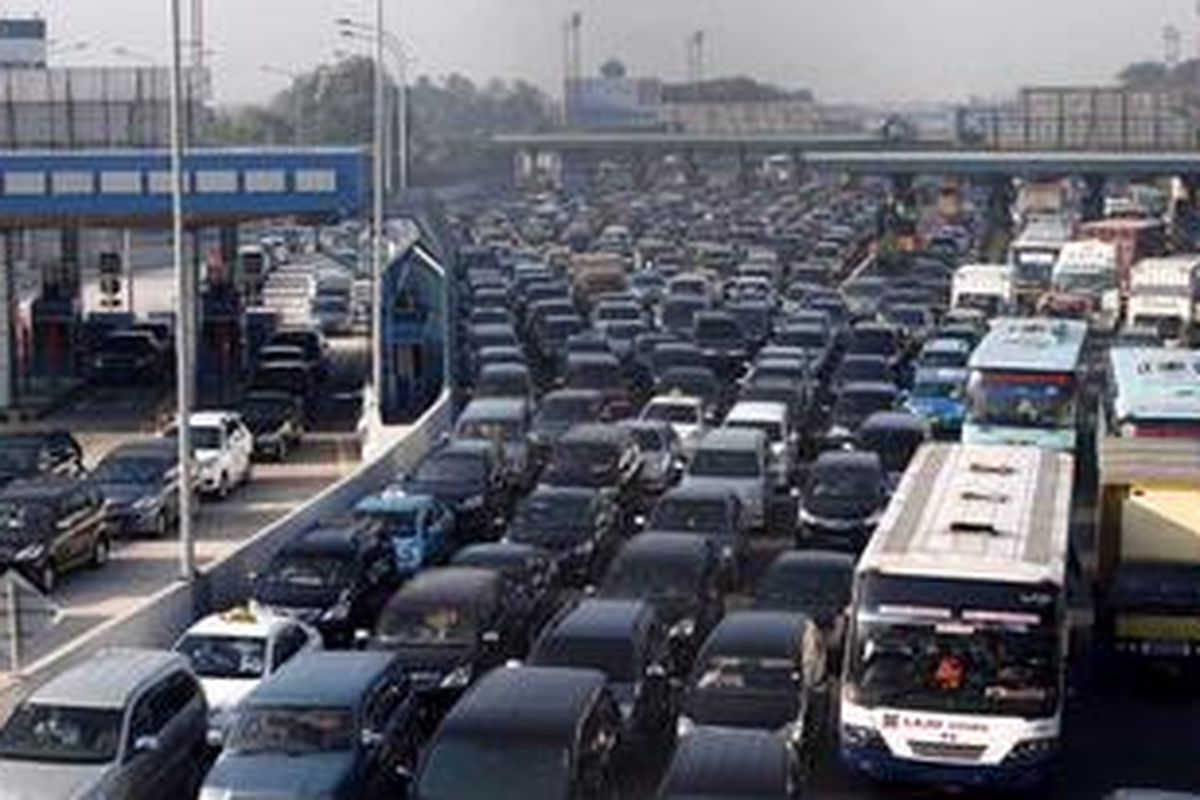 Kepadatan kendaraan di gerbang tol  Cililitan, Jakarta Timur, Senin (16/4/2012). Bank Mandiri dan Jasa Marga terus melakukan sosialisasi e-Toll Card kepada masyarakat pengguna jalan tol guna mempercepat dan memudahkan transaksi pembayaran tol untuk mengurangi waktu antrean di pintu tol. Hingga Maret 2012, jumlah kartu yang diterbitkan oleh Bank Mandiri tersebut telah mencapai lebih dari 693 ribu kartu dengan jumlah transaksi mencapai 4,8 juta transaksi per bulan. 