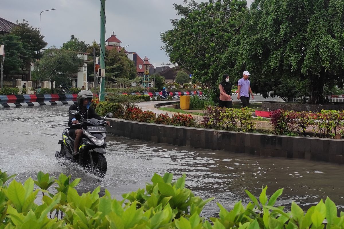 BANJIR DEMAK: Pemotor melintas di Alun-alun Demak yang tergenang banjir, Minggu (17/3/2024) pagi. 
