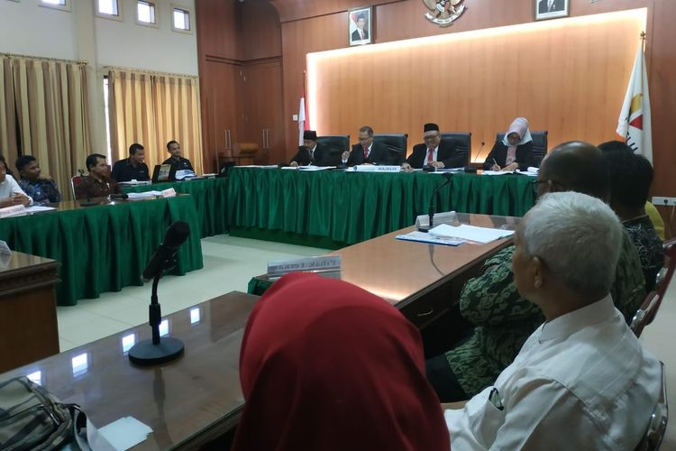 Suasana Sidang DKPP soal pelanggaran kode etik Ketua KPU Pariaman Abrar Aziz beberapa waktu lalu di Bawaslu Sumbar