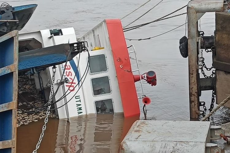 Kapal Feri Seluang tenggelam di Dermaga Sungai Asam, Kecamatan Belitang Hilir, Kabupaten Sekadau, Kalimantan Barat, Senin (22/4/2019) malam.