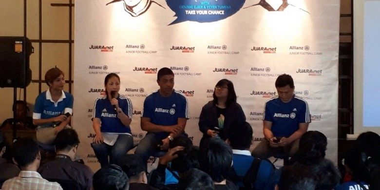 Mantan pesepak bola FC Bayern Muenchen, Giovane Elber (tengah) kembali membagikan pengalamannya saat masih aktif bermain sepak bola dalam Allianz Junior Football Camp di Jakarta, Sabtu (8/7/2017).