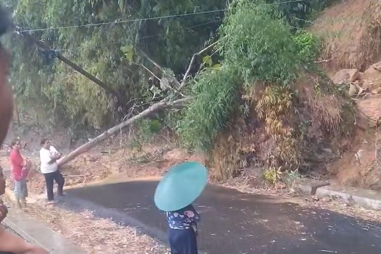 Kondisi jalan penghubung Desa Ngandong dan Desa Dahor, Kecamatan Grabagan, Kabupaten Tuban, Jawa Timur, tertimbun tanah longsor akibat hujan deras yang terjadi di kawasan tersebut, Rabu (29/10/2025).