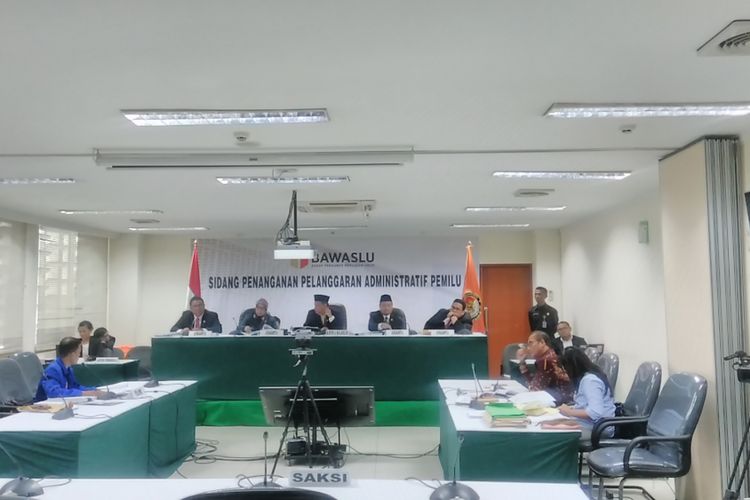 Sidang pemeriksaan pelanggaran administrasi di Bawaslu RI, Jakarta, Rabu (8/11/2017). Sebanyak 10 partai politik yang dinyatakan tidak lengkapnya dokumen persyaratan mengajukan gugatan ke Bawaslu RI.