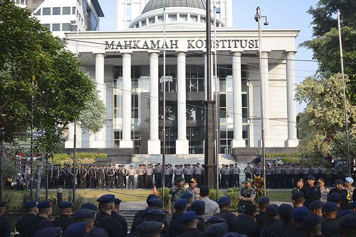 Personel Brimob Polri bersiap melakukan pengamanan di sekitar Gedung Mahkamah Konstitusi (MK), Jakarta, Rabu (26/6/2019). Sebanyak 13.747 personel gabungan TNI-Polri disiagakan jelang putusan sidang Perselisihan Hasil Pemilihan Umum (PHPU) Pilpres 2019 di Mahkamah Konstitusi (MK), Kamis (27/6).