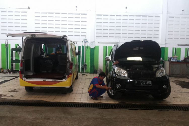 (Ilustrasi mekanik bengkel non-APM) Suasana di bengkel Sumber Motor di Kalimulya, Depok pada Kamis (21/12/2017). Jelang libur akhir tahun, banyak pemilik mobil yang mengecek kendaraannya ke bengkel untuk persiapan digunakan ke luar kota.