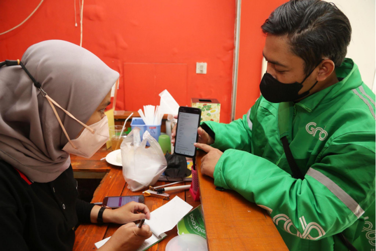 Hampir setiap hari kedai Sego Krenyes milik Sofwan Adi ramai dikunjungi oleh mitra pengantaran Grab yang tengah mengambil pesanan melalui layanan GrabFood.