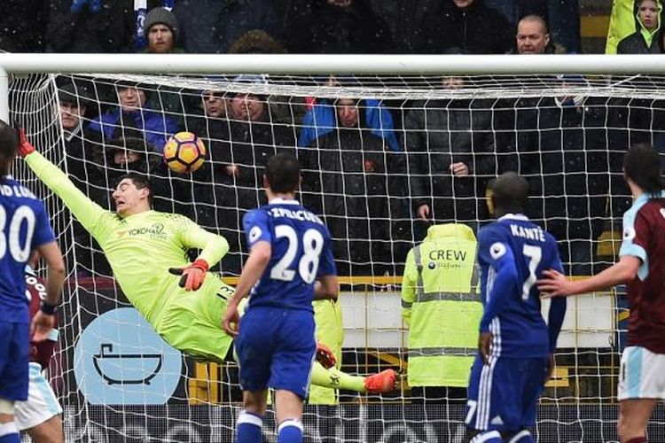 Kiper Chelsea,  Thibaut Courtois (dua dari kiri), tak bisa membedung bola dari hasil tendangan bebas gelandang Burnley, Robbie Brady, dalam laga Premier League di Turf Moor, pada 12 Februari 2017. 