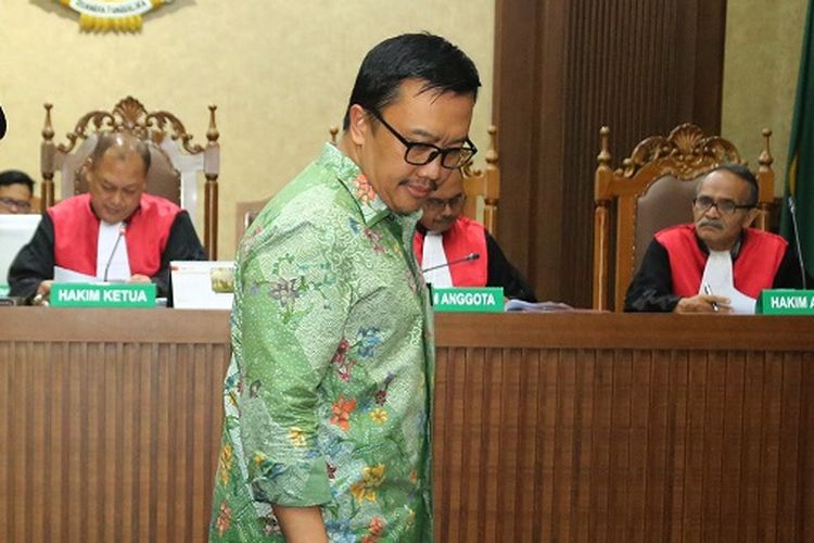 Menteri Pemuda dan Olahraga (Menpora) Imam Nahrawi (kanan) bersama Asisten Pribadi (Aspri) Menpora Miftahul Ulum (tengah) menjadi saksi dalam sidang suap dana hibah dari pemerintah untuk Komite Olahraga Nasional Indonesia (KONI) di Pengadilan Tipikor, Jakarta, Kamis (4/7/2019). Dalam sidang tersebut mereka memberikan keterangan saksi untuk terdakwa Deputi IV Bidang Peningkatan Prestasi Kemenpora Mulyana, serta staf Kemenpora Adhi Purnomo dan Eko Triyanta. ANTARA FOTO/Reno Esnir/foc.