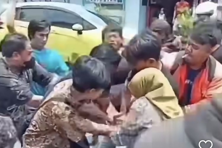 Pria Diduga Peras Pegawai Apotek di Jaktim, Ngaku Anggota Polisi lalu Dikeroyok Warga