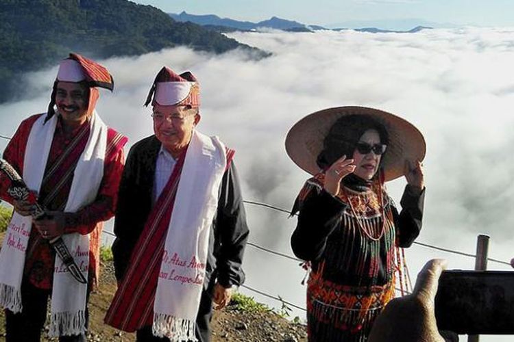 Wakil Presiden Jusuf Kalla didampingi Nyonya Mufidah Jusuf Kalla (kanan) dan Menteri Pariwisata Arief Yahya (kiri) menikmati pemandangan di Negeri di Atas Awan dataran tinggi Lolai, Toraja Utara, Sulawesi Selatan, Senin (23/1/2017).