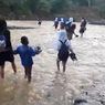 Akses Jembatan Terputus, Pelajar di Sukabumi Terjang Sungai demi Sekolah