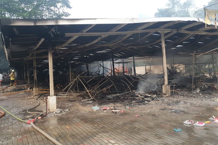 Ratusan kios pedagang di kawasan IRTI Monas terbakar pada Kamis (31/3/2022), api diduga akibat korsleting listrik dari salah satu kios.