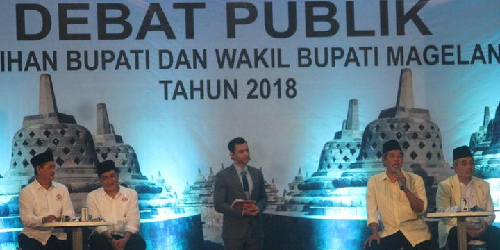 Dua pasangan calon (paslon) bupati dan wakil bupati Magelang, Zaenal Arifin-Edi Cahyana dan Muh Zaenal Arifin-Rohadi Pratoto, mengikuti debat terbuka putaran pertama yang diselenggarakan oleh KPU Kabupaten Magelang, Sabtu (28/4/2018) malam.