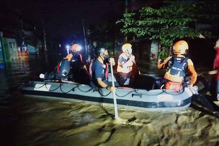 Tim DMC Dompet Dhuafa melakukan operasi evakuasi warga terdampak banjir Bekasi, Rabu (16/2/2022) malam.