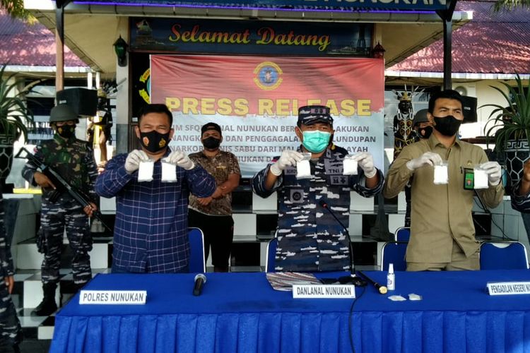 Pers rilis pengungkapan kasus narkoba oleh tim SFQR Lanal Nunukan, Selasa (20/7/2021). Jelang Idul Adha LANAL Nunukan mengungkap 2 kasus peredaran sabu seberat 425 gram asal Malaysia