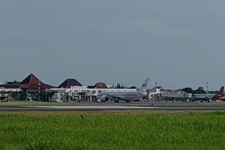 Pesawat yang membawa rombongan Presiden UEA Mohamed bin Zayed al Nahyan (MBZ), bertipe Boeing 787 wipe telah mendarat di Bandara Adi Soemarmo Solo, Boyolali, Minggu (11/12/2022).