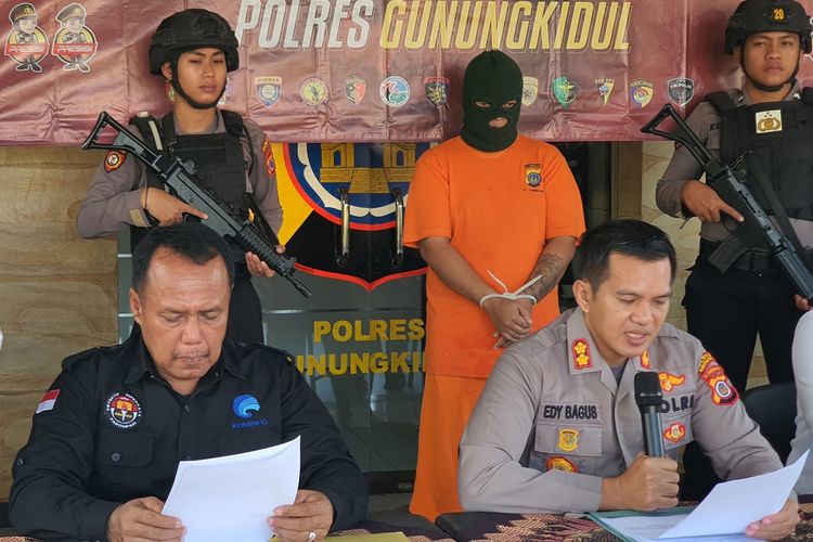 Tri Prasutio pelaku pencurian ponsel, uang, dan voucher yang digunakan untuk karaoke, saat di Mapolres Gunungkidul. Senin (26/6/2023)