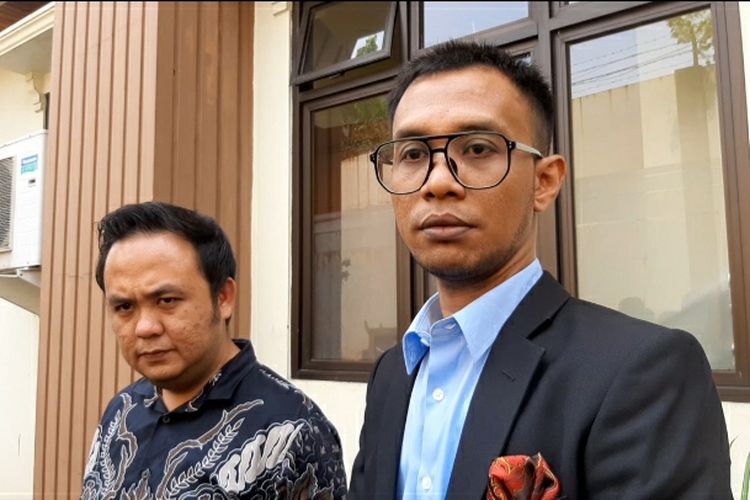 Kuasa Hukum Cinta Penelope, Reza Adiathariq dan Irsan Gusfrianto di Pengadilan Agama Jakarta Selatan, Selasa (25/7/2023)
