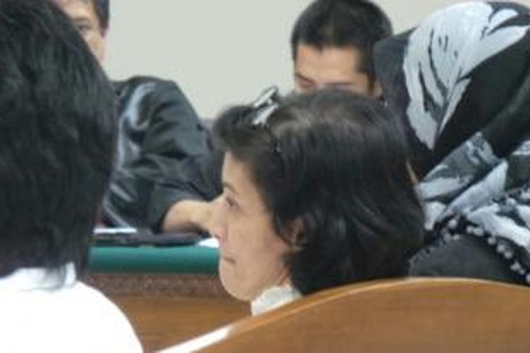 Pegawai PT Indoguna Utama, Puji Rahayu Aminingrum, memberi kesaksian dalam sidang kasus dugaan korupsi kuota impor daging dengan terdakwa Luthfi Hasan Ishaaq di Pengadilan Tindak Pidana Korupsi, Jakarta, Senin (22/7/2013).