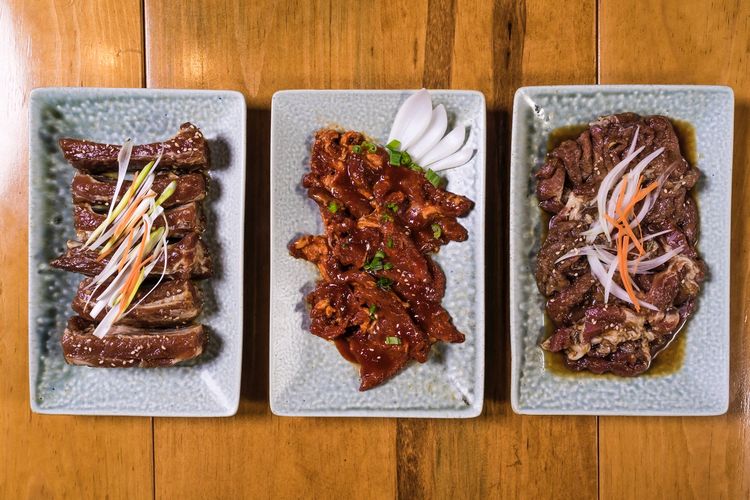 Ilustrasi daging iris dengan 3 macam bumbu siap bakar.