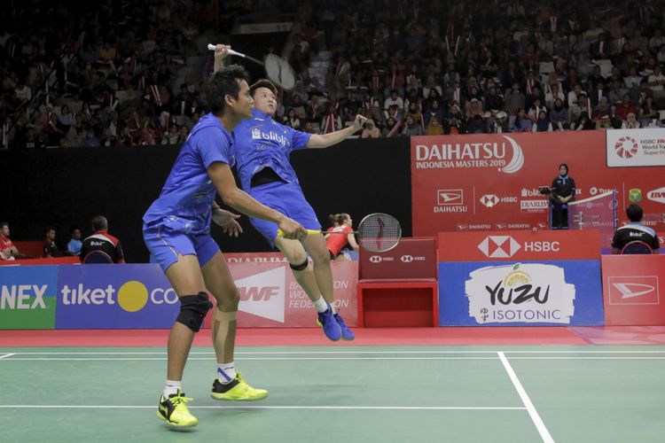 Ganda campuran Indonesia Tontowi Ahmad dan Liliyana Natsir saat melawan ganda Campuran Indonesia Hafiz Faizal dan Gloria Emanuelle Widjaja saat pertandingan Daihatsu Indonesia Masters 2019 di Istora Senayan, Jakarta, Kamis (24/1/2019). Tontowi dan Liliyana berhasil lolos ke babak perempat final usai menang dengan skor 21-16 dan 21-12.