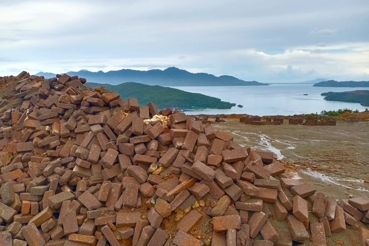 PT Trimegah Bangun Persada atau Harita Nickel memanfaatkan sisa hasil pengolahan (SPH) smelter, slag nikel, menjadi material bangunan batako. Dalam sehari, Harita Nickel mampu memproduksi 40.000 batako.