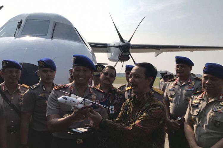Kabaharkam Polri Komjen Moechgiyarto bersama Direktur Utama PT Dirgantara Indonesia Elfien Goentoro saat penyerahan pesawat CN295 di Pondok Cabe, Tangerang Selatan, Jumat (7/9/2018).
