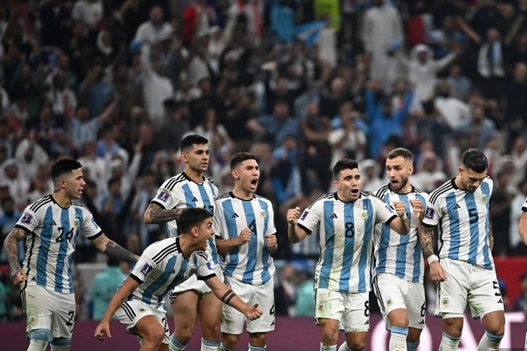 Para pemain Argentina merayakan gol dalam adu penalti pada pertandingan final Piala Dunia 2022 Qatar antara Argentina vs Perancis di Stadion Lusail di Lusail, utara Doha pada Minggu 18 Desember 2022.