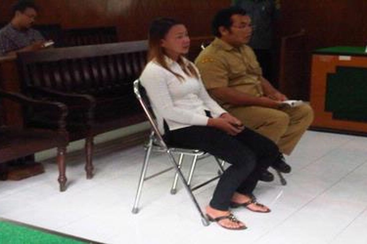 Terdakwa Tran Thibich Hanh (34) (berbaju putih), warga negara Vietnam, yang divonis hukuman mati oleh majelis hakim Pengadilan Negeri Boyolali, Selasa (22/11).