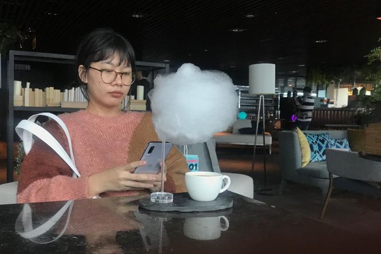 Turis menikmati kopi yang disajikan unik dengan gulali pada atas cangkir di lounge. Sajian ini sudah termasuk dalam paket jika membeli tiket Skyline 460 di Taipei 101.