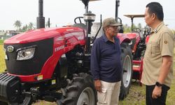 Bupati Jembrana dan I Nyoman Adi Wiryatama Serahkan 5 Traktor Roda Empat untuk Petani