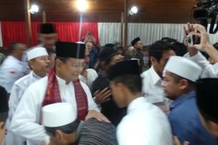 Calon presiden Prabowo Subianto menyalami anak yatim yang diundang untuk buka puasa bersama di kediamannya di Hambalang, Bogor, Jawa Barat, Selasa (8/7/2014) malam. 