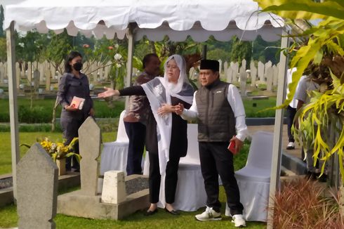 Puan dan Cak Imin Ziarah Bareng ke Makam Taufiq Kiemas di TMP Kalibata