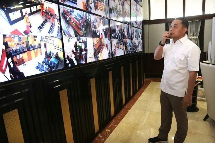 Wali Kota Surabaya Eri Cahyadi saat memantau pelayanan publik melalui monitor CCTV di ruang kerjanya, Kamis (3/11/2022). ANTARA/HO-Diskominfo Surabaya