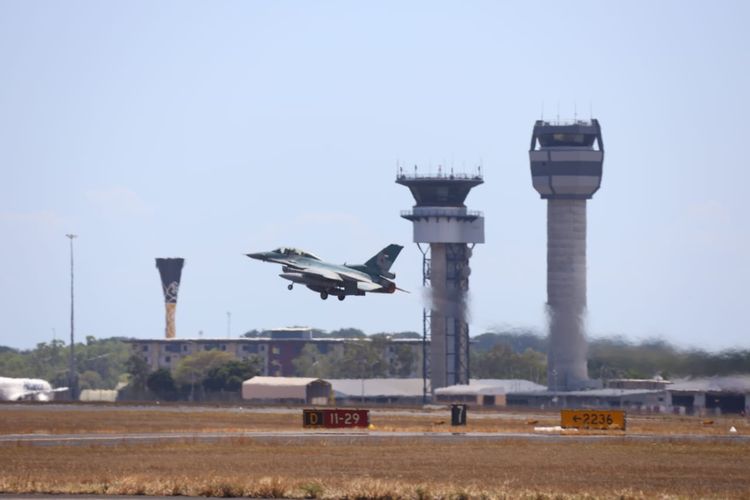 Penerbang jet tempur F-16 TNI Angkatan Udara dipercaya memimpin elemen pengawalan untuk misi offensive counter air (OCA) atau serangan balik udara dalam latihan bersama Pitch Black 2022 di Darwin, Australia, Senin (5/9/2022).